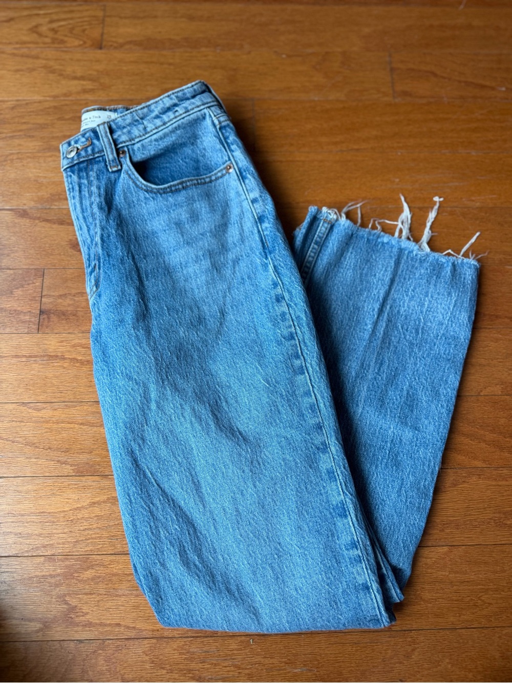 Abercrombie Curve Love ’90s Relaxed Jeans 26/2S High Rise Light Wash Raw Hem